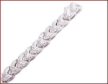 Shopping for costume jewelry on China import export site wholesale royal elegant style lady's bracelet